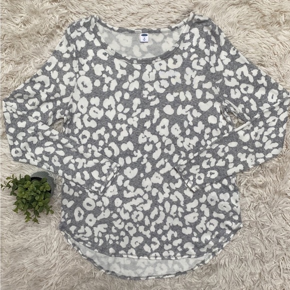 🌸3/$25 Old Navy Gray & White Leopard Print Top, Long Sleeve Tee, Size M - Picture 12 of 14